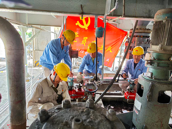 4月12日，計(jì)控電儀部黨員突擊隊(duì)成員們正在三期檢修現(xiàn)場(chǎng)更換穿線管   600.jpg