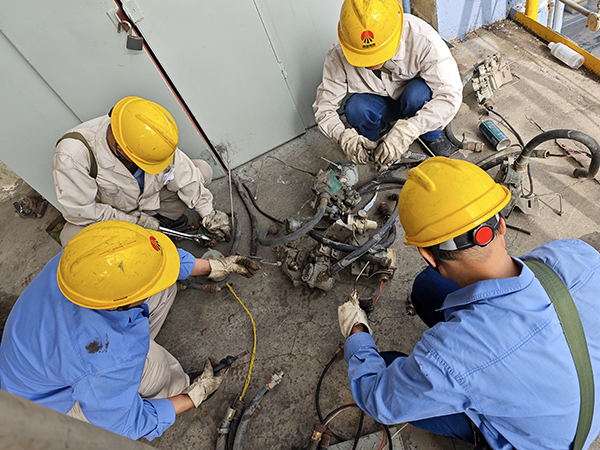 三期大檢修現(xiàn)場(chǎng)，計(jì)控電儀部人員堅(jiān)持做到工完料凈場(chǎng)地清，將現(xiàn)場(chǎng)破損、報(bào)廢的儀表設(shè)備拿回去“二次利用”， 600.jpg