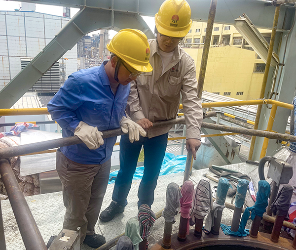 1713168526681473.jpeg 合成塔搶修現(xiàn)場魏師傅給青工培訓(xùn).jpg