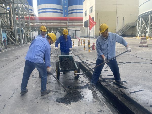 1713246003253231.jpeg 黨員突擊隊(duì)員們?cè)谇謇淼販显?jpg