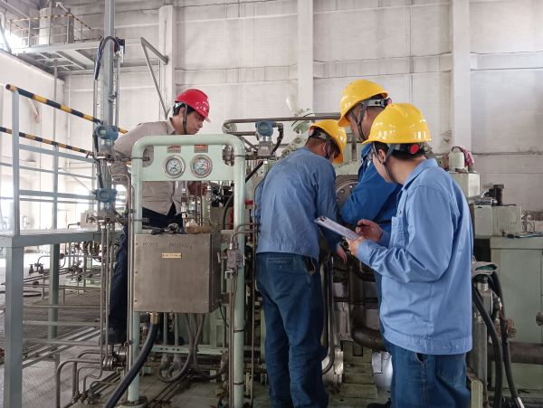 三期檢修現(xiàn)場，計(jì)控電儀部在進(jìn)行“精益檢修 安全有我”主題活動的安全檢查（1）.jpg