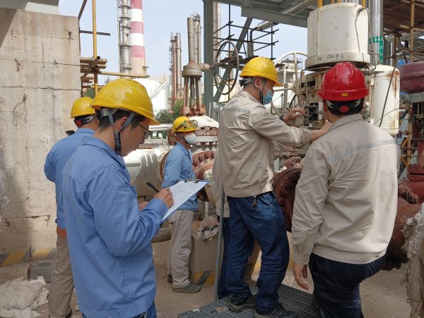 三期檢修現(xiàn)場，計(jì)控電儀部在進(jìn)行“精益檢修 安全有我”主題活動的安全檢查（2）.jpg