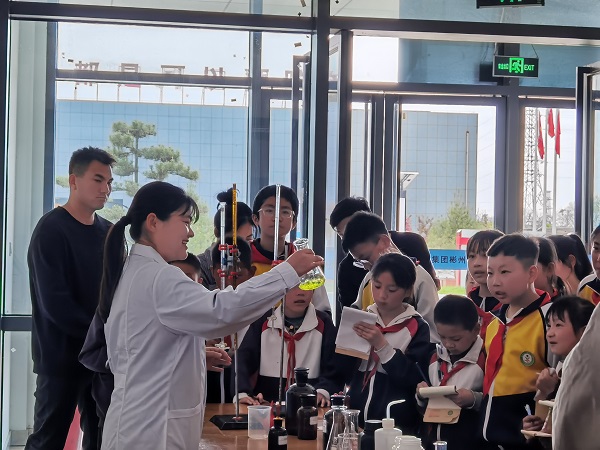 1713483796376474.jpeg 分析工給學(xué)生們看顏色變化.jpg