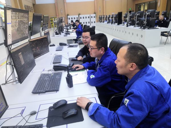 圖1 4月22日，計(jì)控電儀部副部長賀捷坤、工藝副主任韓曉亮及相關(guān)專業(yè)技術(shù)人員與現(xiàn)場配合乏熱回收開車工作。肖歡 攝.jpg