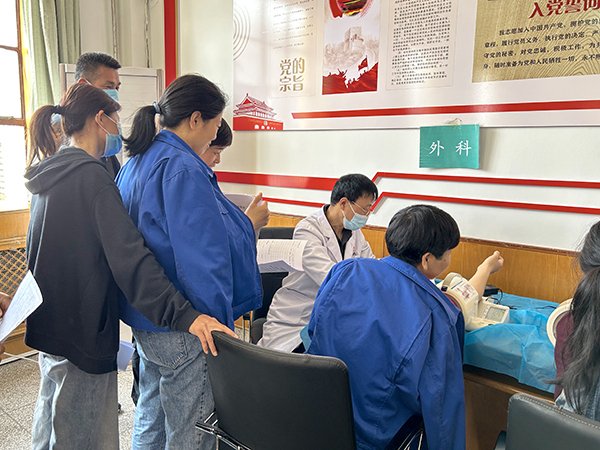 勞務用工排隊進行外科檢查。.jpg
