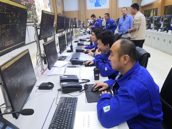 圖2 4月26日，車間管理人員和中控做好停車工作。肖歡 攝.jpg