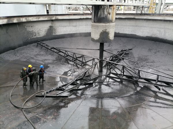 圖1 4月29日，雷仲民帶領(lǐng)清理隊伍清理澄清槽。.jpg