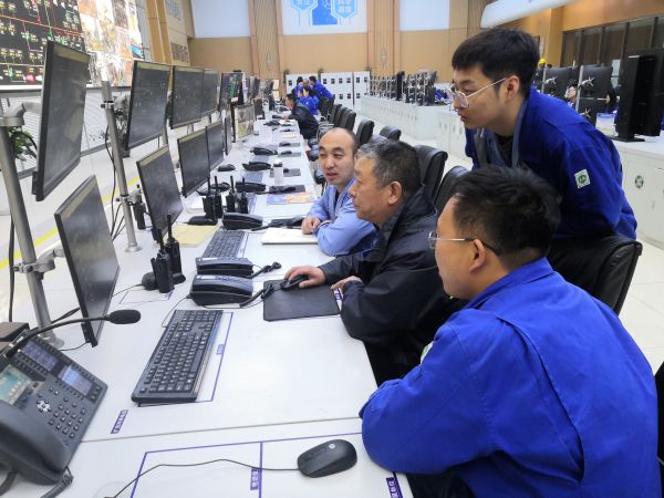 圖2 4月29日，剛從檢修現(xiàn)場回來的雷仲民給青工講解704檢修項目。.jpg