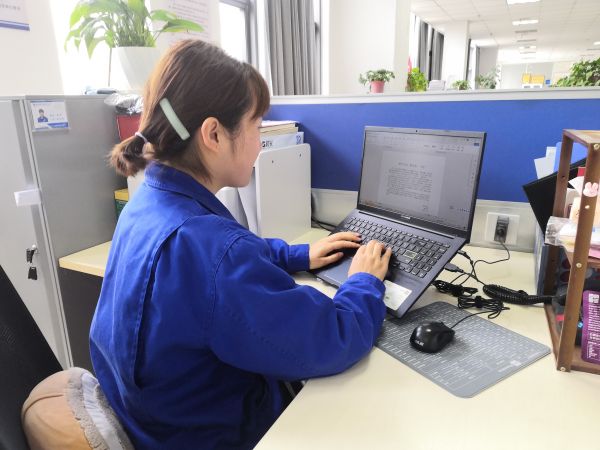 圖1 5月2日，宣傳組組長(zhǎng)高丹正在編寫中修稿件。肖歡 攝.jpg