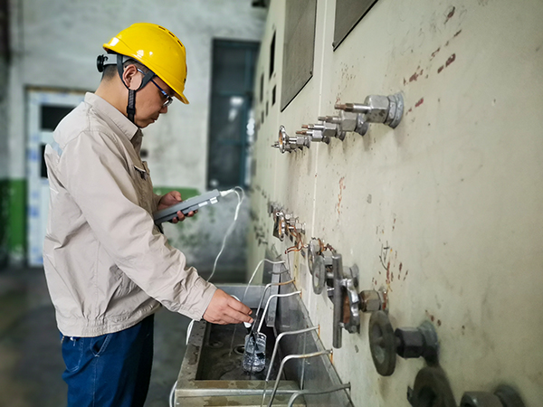 1714892539205339.jpeg 5月3日原利峰在一期鍋爐取樣裝置進行手動分析汽水指標(biāo).jpg