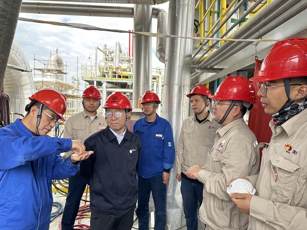 公司領(lǐng)導(dǎo)深入檢修一線  鼓士氣，助檢修.jpg