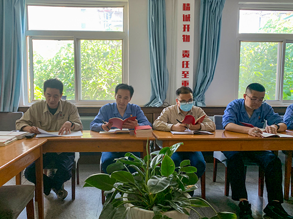 1715930264916806.jpeg 黨員依次誦讀《中國(guó)共產(chǎn)黨紀(jì)律處分條例》內(nèi)容.jpg