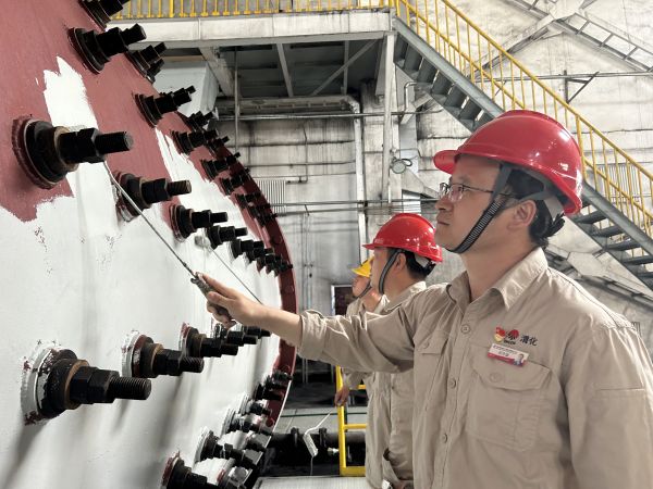 圖2 5月30日下午，制氣車間黨支部攜手聯(lián)合黨支部開展聯(lián)學聯(lián)建融生產(chǎn)  裝置舊貌換新顏主題黨日活動，制氣車間702磨煤機刷漆亮化活動現(xiàn)場紀實。.jpg