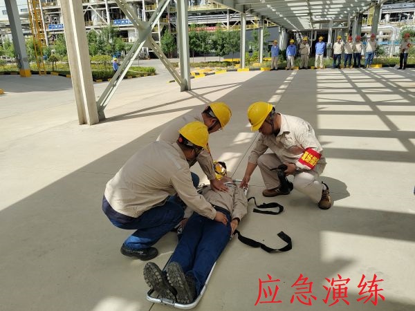 6月12日上午，制氣車間開展丙烯泄漏應(yīng)急演練，上圖為演練中搶救人員對(duì)暈倒職工進(jìn)行心肺復(fù)蘇急救紀(jì)實(shí)照片.jpg