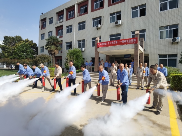 6月13日上午，消防培訓(xùn)結(jié)束后大家分組現(xiàn)場(chǎng)進(jìn)行滅火器模擬使用3.jpg