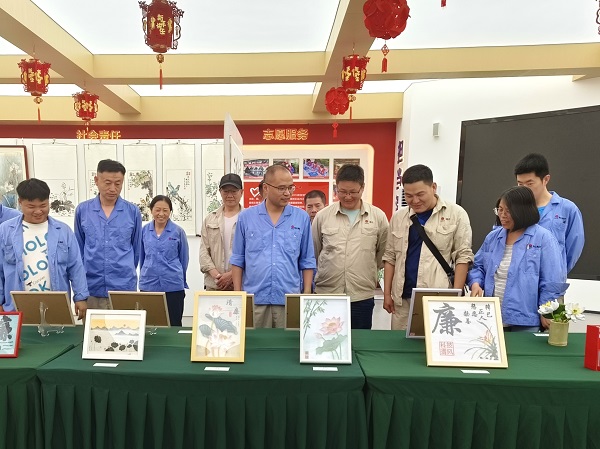 6月14日，尿素車間黨支部組織黨員參觀廉潔作品展1.jpg