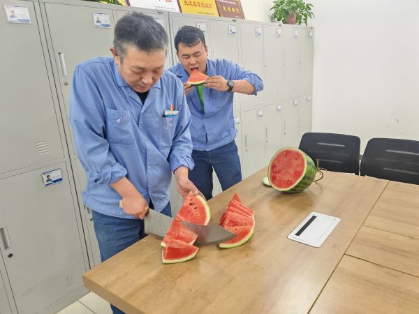 圖3 6月25日，班長雷仲民正在切西瓜。 肖歡 攝.jpg