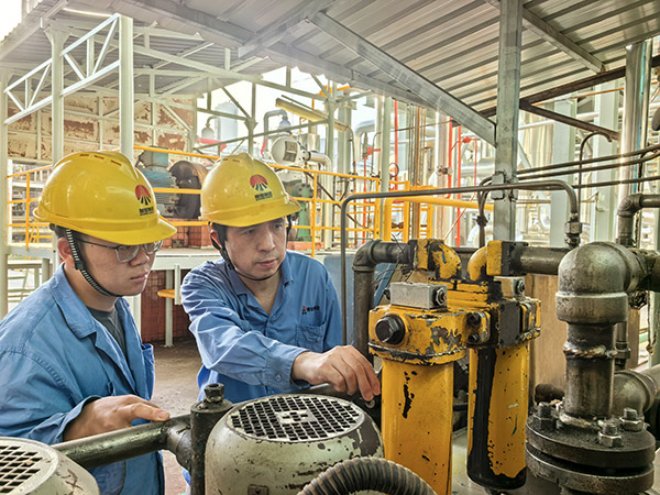 1719373275326721.jpeg 安朝陽(yáng)和岳維哲在裝置現(xiàn)場(chǎng).jpg