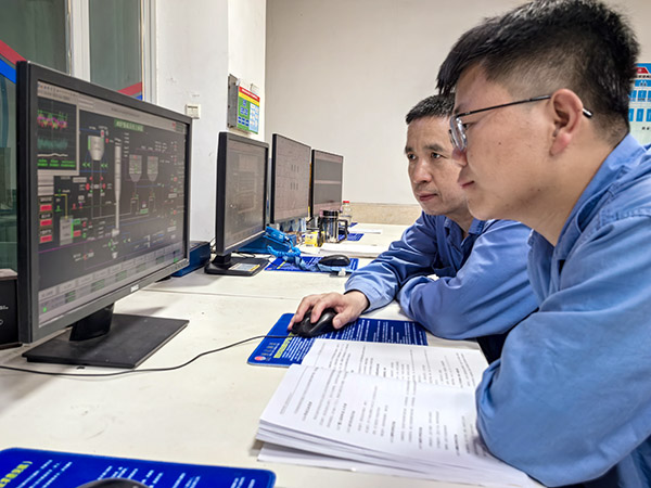 1719373288965301.jpeg 安朝陽(yáng)給岳維哲在控制室.jpg