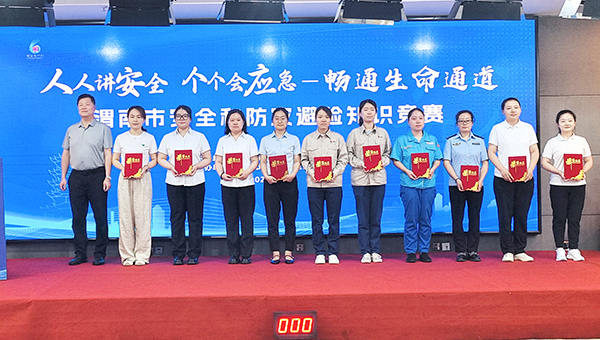 圖4--優(yōu)秀個(gè)人獎(jiǎng)?lì)C獎(jiǎng)  600.jpg