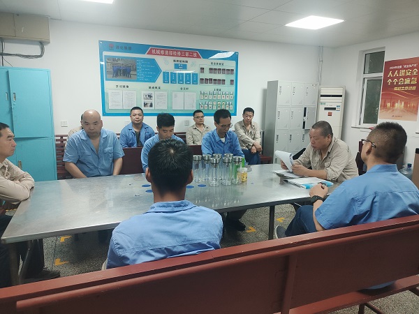 1720575708590565.jpeg 班組成員在學(xué)習(xí)五懂五會(huì)五能理論知識(shí).jpg