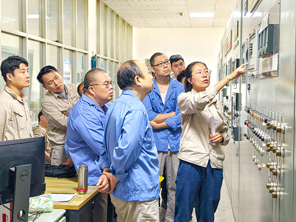 1720740672128235.jpeg 7月11日早八點(diǎn)在一期機(jī)組控制臺(tái)前展開培訓(xùn) (1).jpg