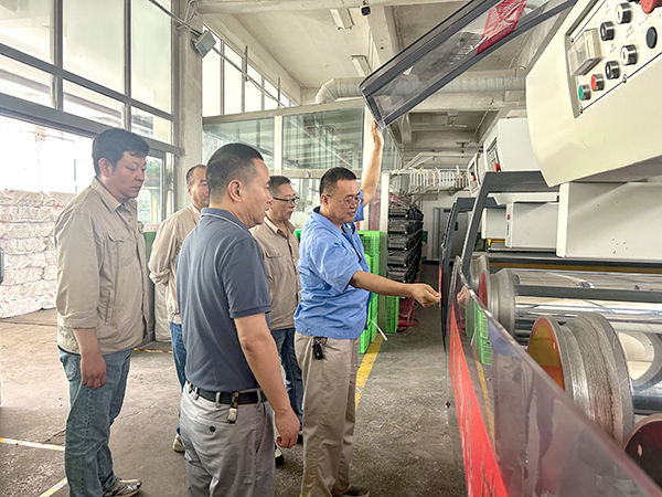7月18日，總經(jīng)理李留道陪同陜西省安全督導(dǎo)幫扶小組到公司生產(chǎn)現(xiàn)場進(jìn)行了系統(tǒng)檢查.jpg