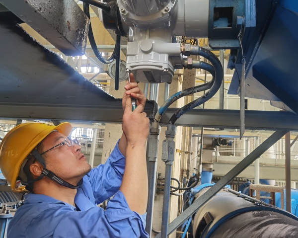 1721781031108538.jpeg 7月21日,檢修三班人員正在給煤機現(xiàn)場對入口閥進行改造.jpg