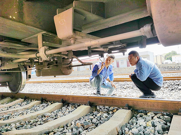 1722471842216678.jpeg 2024年7月31日 鐵路科李紅豫與陳曉武在檢查車輛情況x.jpg