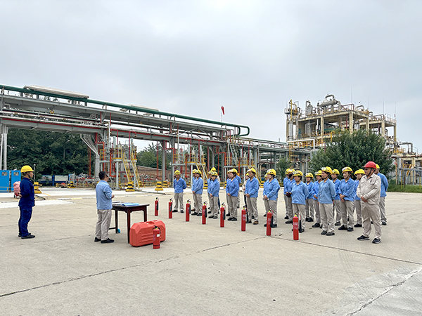 1723166835864915.jpeg ②8月8日 消防隊(duì)長王曉宏為630罐區(qū)崗位人員進(jìn)行消防基礎(chǔ)知識講授.jpg