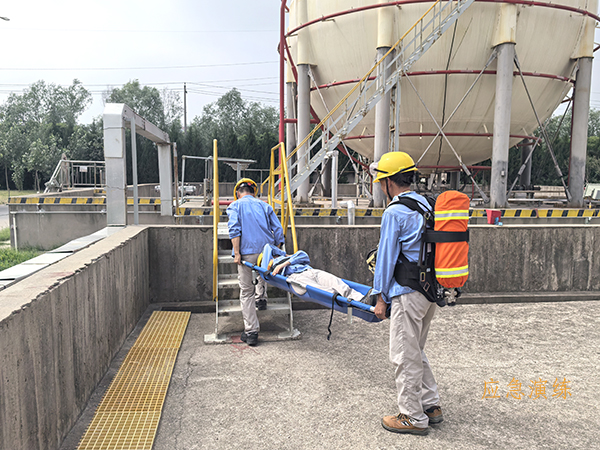 1723166847989791.jpeg ④8月8日630罐區(qū)應(yīng)急演練期間 模擬搜救傷員過程.jpg