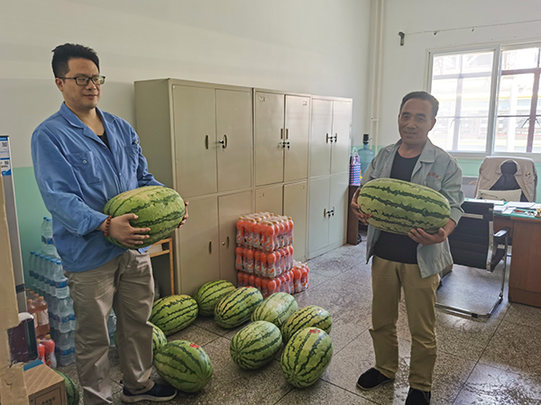 1723530960699863.jpeg 原料運行班組領取西瓜和飲料.jpg