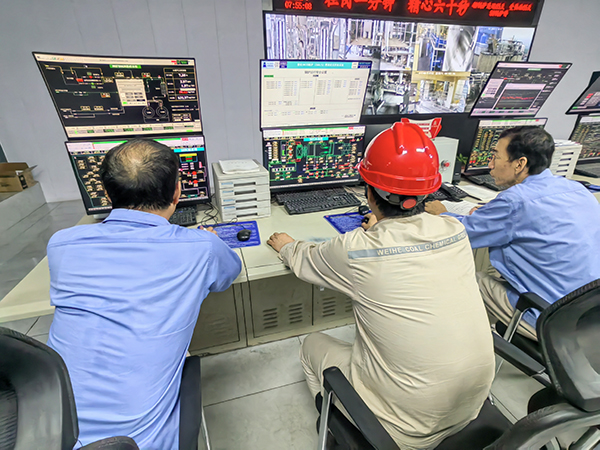 1724028568750724.jpeg 8月16日上午動(dòng)力車間三期控制室,車間領(lǐng)導(dǎo)指導(dǎo)5號鍋爐點(diǎn)火.jpg