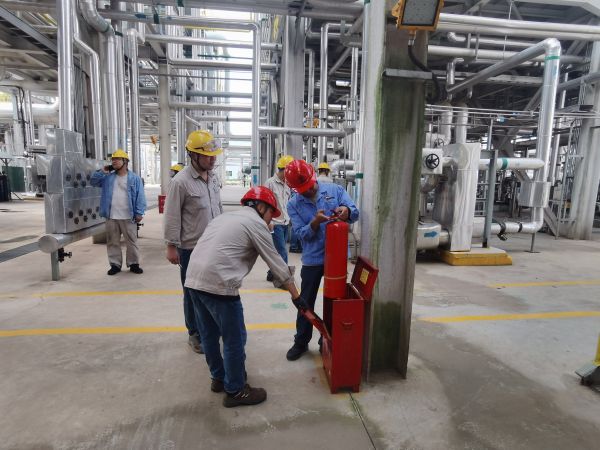 1724370990307263.jpeg 圖3:車間聯(lián)合安全部對現(xiàn)場消防器材等設(shè)施進行檢查.jpg