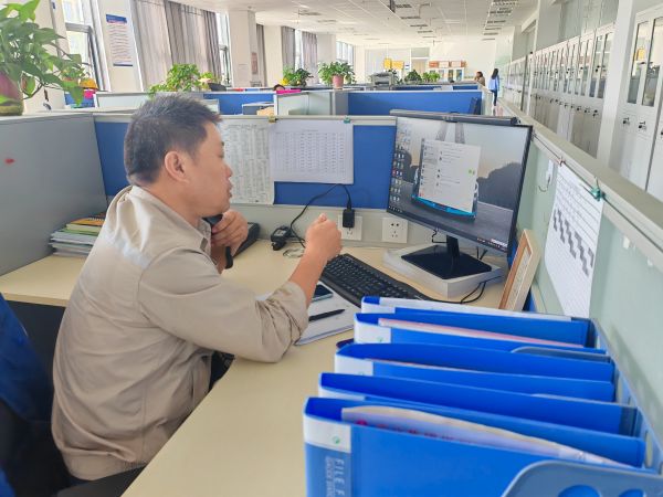 圖1 8月27日，安全員陳科武給現(xiàn)場監(jiān)護(hù)人員打電話強(qiáng)調(diào)安全有關(guān)事項(xiàng)。.jpg