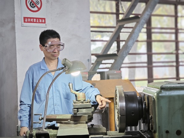 1724926584102641.jpeg 贠航海正在講述車床運(yùn)行原理.jpg