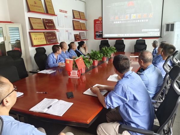 1725001520709260.jpeg 8月28日,車間管理人員觀看警示視頻.jpg