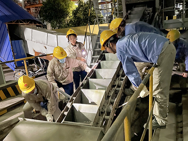 9月7日，三期鍋爐水平鏈斗跳車，夜班運(yùn)行人員緊張復(fù)位.jpg