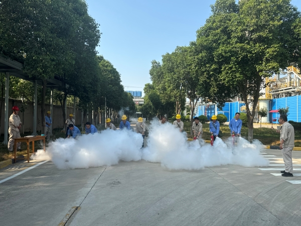 1726101176361585.jpeg 班組人員輪番實(shí)操滅火器.jpg