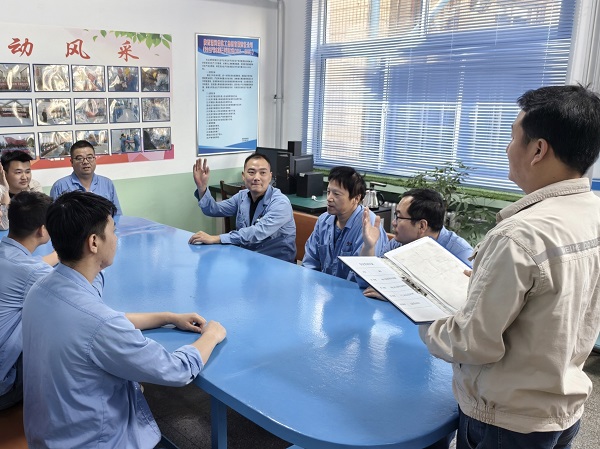 1727137366694122.jpeg 檢修人員在“小課堂”開展互動(dòng)問答.jpg