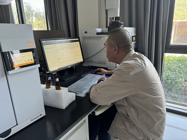 1727565819398899.jpeg 技術(shù)員在進行色譜運行檢查.jpg