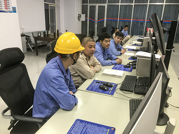 1727660191908466.jpeg 技術(shù)員進(jìn)行爐渣循環(huán)系統(tǒng)培訓(xùn).jpg