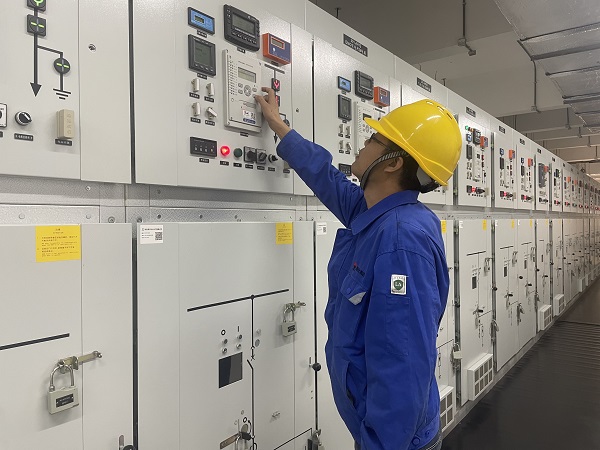 1727874118492919.jpeg 電儀分部工段長馮向陽在配電室內(nèi)查看設備運行數(shù)據(jù).jpg