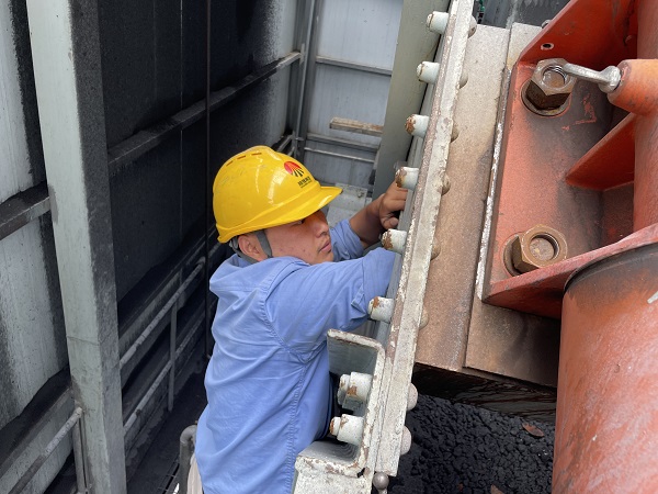 1727874141764205.jpeg 電儀分部員工連明輝在氣化現(xiàn)場緊固電機地腳螺栓.jpg