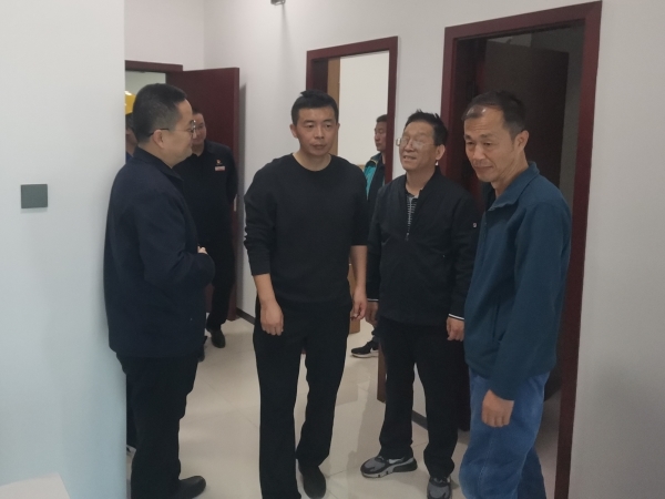 1728950771786039.jpeg 10.14公司領(lǐng)導(dǎo)趙強深入彬州公司新建職工公寓考察 附圖1.jpg