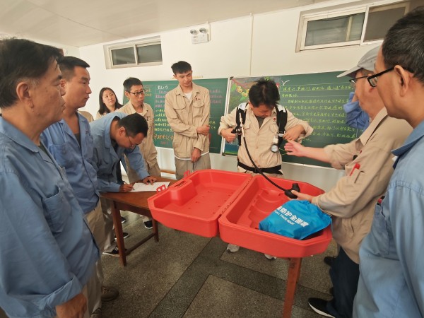 近日，計(jì)控電儀部特邀公司應(yīng)急救援隊(duì)隊(duì)長(zhǎng)寧生修為部門全體員工進(jìn)行心肺復(fù)蘇和空氣呼吸器使用方法的應(yīng)急技能培訓(xùn)1.jpg