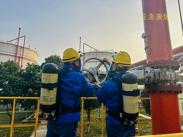11月8日下午，應急演練，圖為演練過程中關閉裝車總管控制閥.jpg