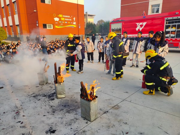 11月6日，彬州公司消防隊進(jìn)學(xué)校宣傳消防知識.jpg