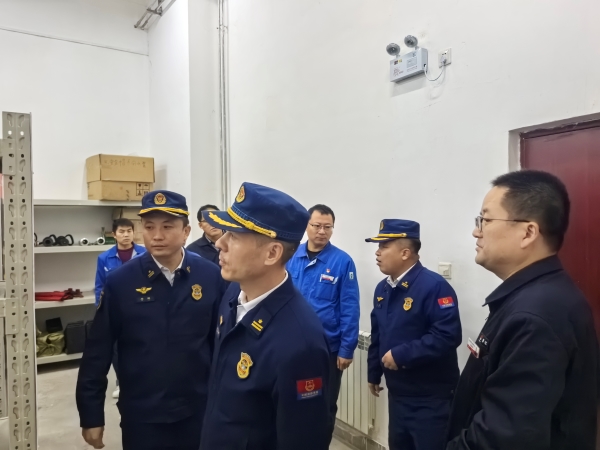 1731549226457194.jpeg 11月13日,咸陽市消防救援支隊(duì)檢查消防器材庫.jpg