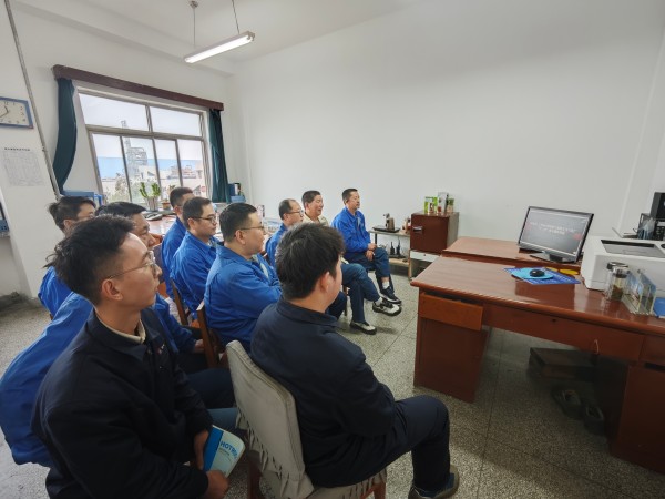 近日，計控電儀部利用班前、班后會組織職工觀看事故案例警示視頻.jpg